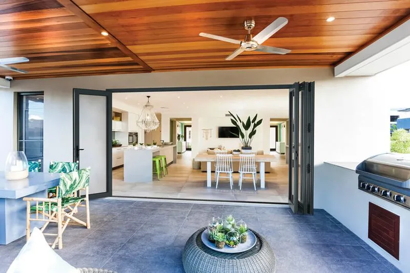 Veris Folding Door